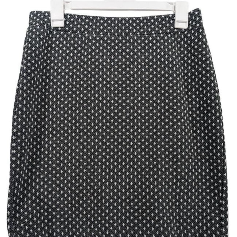 XL black and white diamond Patterned skirt with stretch!